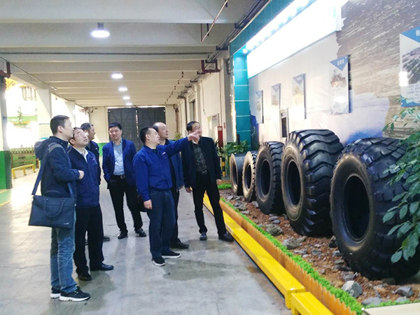總工程師王海給客戶介紹工程胎情況